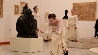 Glazbeno-plesni performans “Ona koja nosi”, foto: Iva Perinčić Glazbeno-plesni performans “Ona koja nosi”, foto: Iva Perinčić