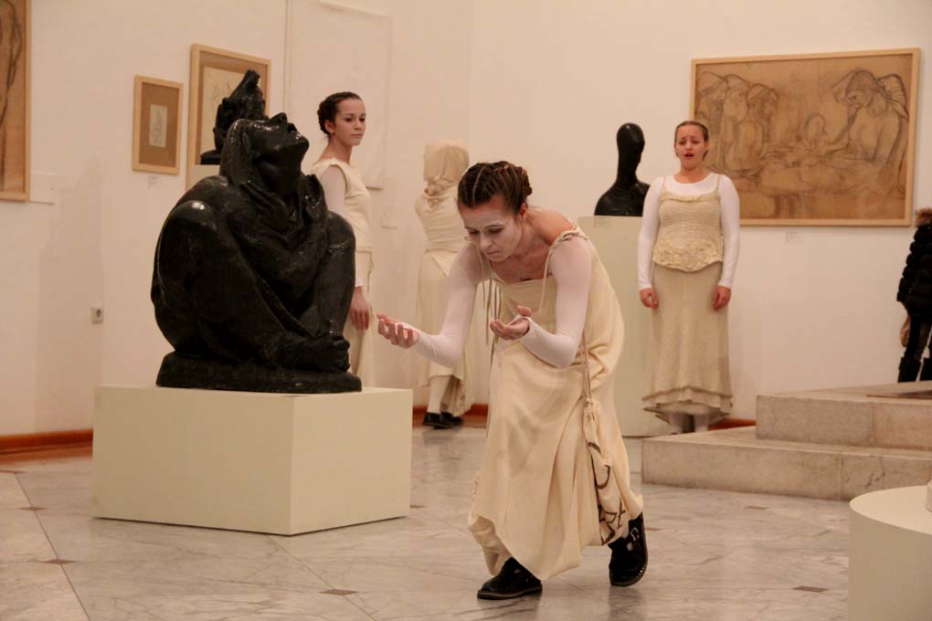 Glazbeno-plesni performans “Ona koja nosi”, foto: Iva Perinčić Glazbeno-plesni performans “Ona koja nosi”, foto: Iva Perinčić