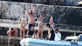 Članovi benda U2 David Howell Evans poznatiji kao The Edge i Adam Clayton odmaraju na Paklenim otocima u pauzi snimanja novog albuma