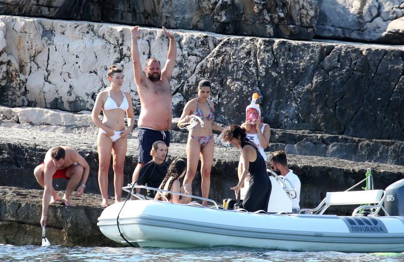 Članovi benda U2 David Howell Evans poznatiji kao The Edge i Adam Clayton odmaraju na Paklenim otocima u pauzi snimanja novog albuma