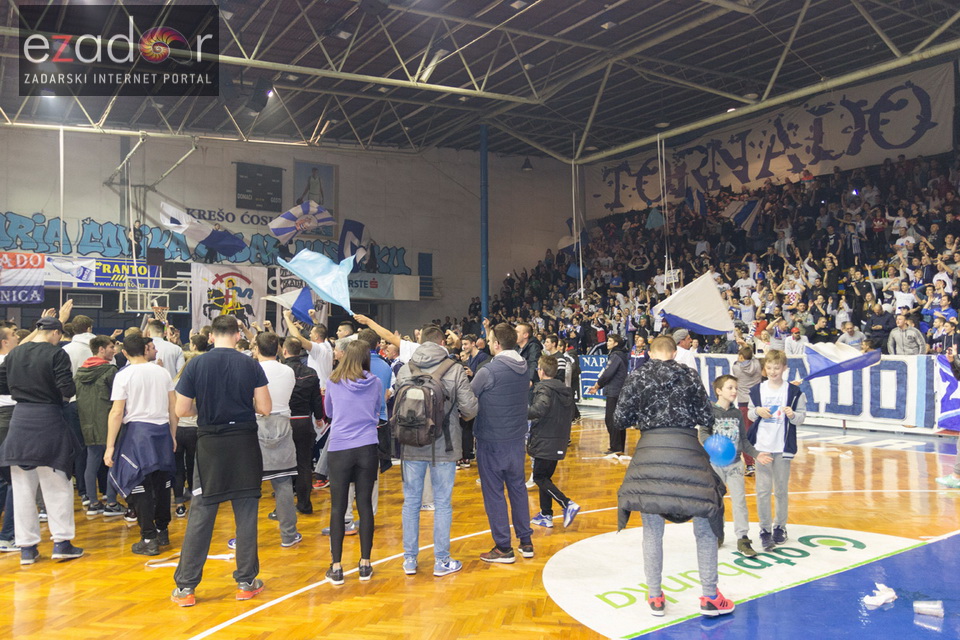 Humanitarno gledanje utakmice Zadar-Cibona (85-84) u Jazinama Humanitarno gledanje utakmice Zadar-Cibona (85-84) u Jazinama