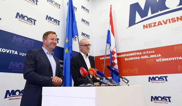 Konferencija za medije Mosta nezavisnih lista o aktualnim politickim pitanjima. Na konferenciji su govorili Robert Podolnjak i Tomislav Panenic.