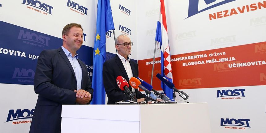 Konferencija za medije Mosta nezavisnih lista o aktualnim politickim pitanjima. Na konferenciji su govorili Robert Podolnjak i Tomislav Panenic. Konferencija za medije Mosta nezavisnih lista o aktualnim politickim pitanjima. Na konferenciji su govorili Robert Podolnjak i Tomislav Panenic.