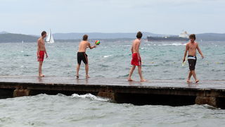 Zadar, 240711.
Oblacno vrijeme, hladni vjetar i valovi dovoljan su razlog sto nema ljudi na zadarskim plazama.
Na slici: plaza Borik.
Foto: Vladimir Ivanov / CROPIX Zadar, 240711.
Oblacno vrijeme, hladni vjetar i valovi dovoljan su razlog sto nema ljudi na zadarskim plazama.
Na slici: plaza Borik.
Foto: Vladimir Ivanov / CROPIX