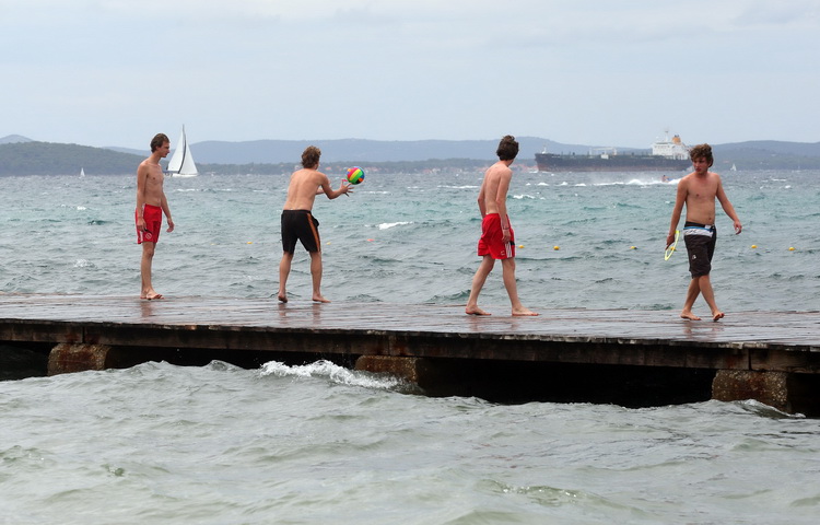 Zadar, 240711.
Oblacno vrijeme, hladni vjetar i valovi dovoljan su razlog sto nema ljudi na zadarskim plazama.
Na slici: plaza Borik.
Foto: Vladimir Ivanov / CROPIX Zadar, 240711.
Oblacno vrijeme, hladni vjetar i valovi dovoljan su razlog sto nema ljudi na zadarskim plazama.
Na slici: plaza Borik.
Foto: Vladimir Ivanov / CROPIX