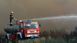 Biograd, 200709.
Na podrucju Biograda u poslijepodnevnim satima izbio je veliki pozar koji gasi veliki broj pripadnika vatrogasnih snaga sa zadarskog podrucja. Pozar je izbio oko 16 sati na deponiji otpada Bastijun povise Biograda. Veliki problem predstav