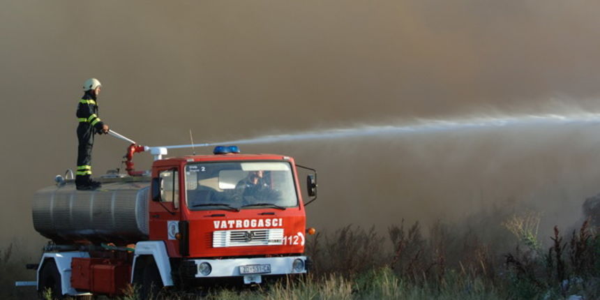 Biograd, 200709.
Na podrucju Biograda u poslijepodnevnim satima izbio je veliki pozar koji gasi veliki broj pripadnika vatrogasnih snaga sa zadarskog podrucja. Pozar je izbio oko 16 sati na deponiji otpada Bastijun povise Biograda. Veliki problem predstav