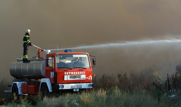 Biograd, 200709.
Na podrucju Biograda u poslijepodnevnim satima izbio je veliki pozar koji gasi veliki broj pripadnika vatrogasnih snaga sa zadarskog podrucja. Pozar je izbio oko 16 sati na deponiji otpada Bastijun povise Biograda. Veliki problem predstav