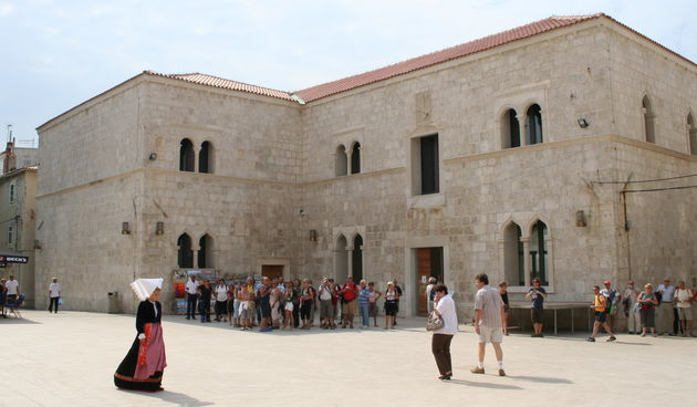 Djevojka u nošnji i turisti u Pagu (Foto: Josip Portada)