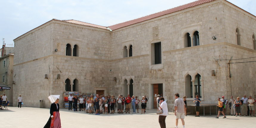 Djevojka u nošnji i turisti u Pagu (Foto: Josip Portada) Djevojka u nošnji i turisti u Pagu (Foto: Josip Portada)