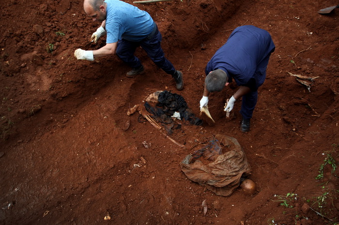Zadar, 020513.
Gradsko groblje. 
Ministarstvo branitelja je na Gradskom groblju u Zadru predstavilo rezultate ekshumacije posmrtnih ostataka zrtava srpske nacionalnosti koje su stradale u Domovinskom ratu 1995. godine. 
Foto: Jure Miskovic / CROPIX