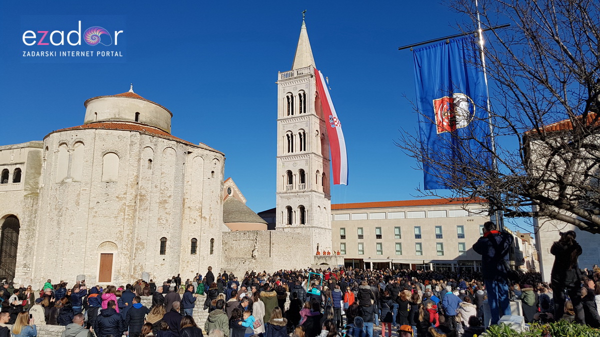 Izložba vojne opreme, oružja i vozila na zadarskoj rivi i spuštanje 25-metarske zastave s kampanela sv. Stošije