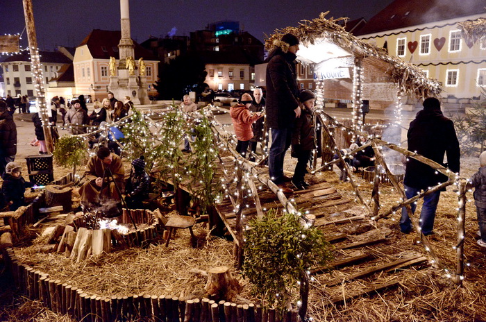 Zagreb, 221212.
Kaptol.
Zajednica Cenacolo vec 13 godina ispred Katedrale na Kaptolu u bozicno vrijeme priredjuje Zive jaslice.
Na fotografiji: detalj sa priredbe.
Foto: Admir Buljubasic / CROPIX Zagreb, 221212.
Kaptol.
Zajednica Cenacolo vec 13 godina ispred Katedrale na Kaptolu u bozicno vrijeme priredjuje Zive jaslice.
Na fotografiji: detalj sa priredbe.
Foto: Admir Buljubasic / CROPIX