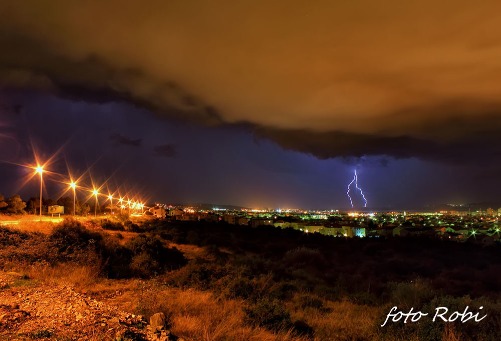 Munje nad Zadrom 16. studenog 2014.  Foto: Roberto Lerga