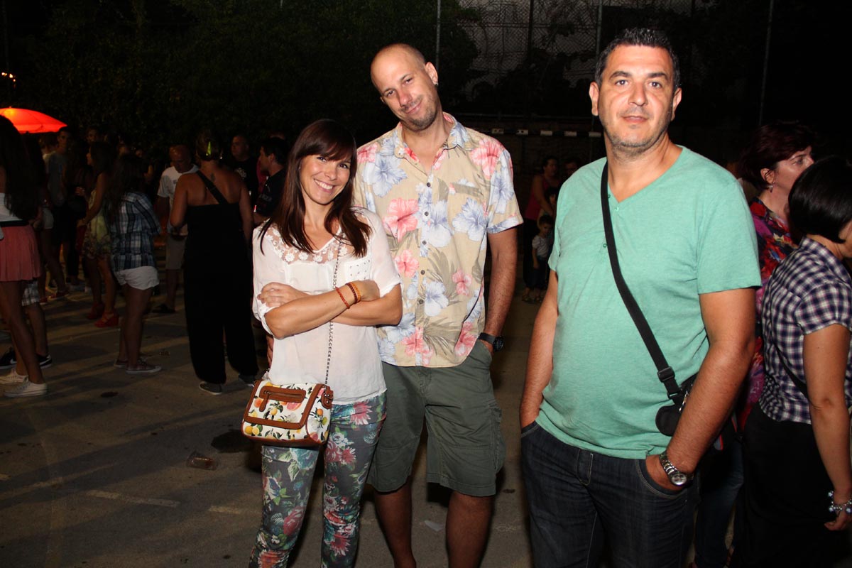 Na Stanovima se Kraljica mira slavi već preko 20 godina, a sinoćnjim misnim slavljem, procesijom i kasnije koncertom na školskom igralištu Stanarci su proslavili još jednu feštu. Koncert su održali grupa Dalmatico i Ivica Sikirić Ićo, foto: I. Perinčić Na Stanovima se Kraljica mira slavi već preko 20 godina, a sinoćnjim misnim slavljem, procesijom i kasnije koncertom na školskom igralištu Stanarci su proslavili još jednu feštu. Koncert su održali grupa Dalmatico i Ivica Sikirić Ićo, foto: I. Perinčić