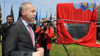 Ministar obrane na otkrivanju spomenika poginulim braniteljima Ministar obrane na otkrivanju spomenika poginulim braniteljima