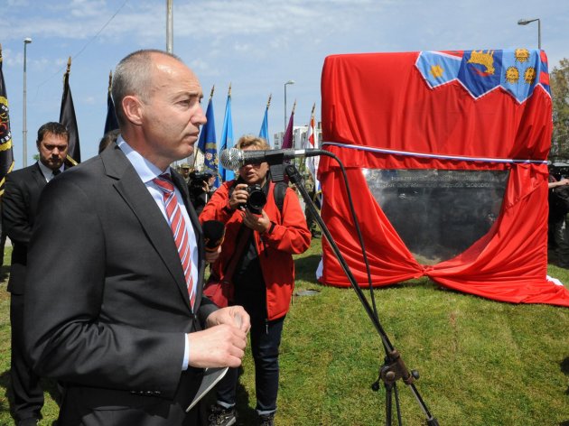 Ministar obrane na otkrivanju spomenika poginulim braniteljima Ministar obrane na otkrivanju spomenika poginulim braniteljima