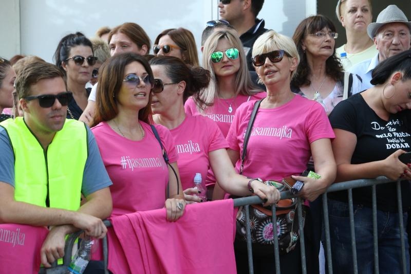 Građani prosvjedom pokušavaju spriječiti ovrhu nad sedmogodišnjim Cesareom Građani prosvjedom pokušavaju spriječiti ovrhu nad sedmogodišnjim Cesareom