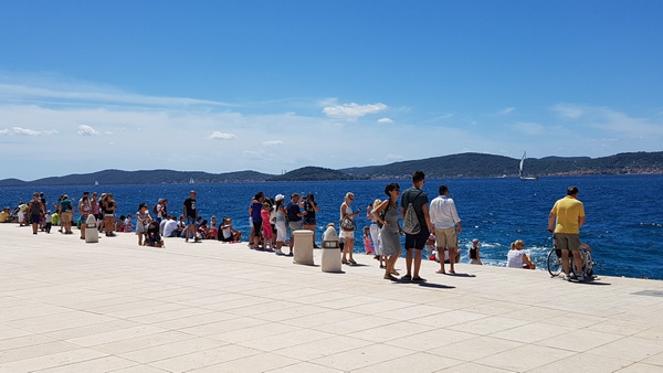 Guštanje u valovima i glazbi Morskih orgulja, a sliku je upotpunio jedrenjak Club Med 2. Foto: Mladen Malik Guštanje u valovima i glazbi Morskih orgulja, a sliku je upotpunio jedrenjak Club Med 2. Foto: Mladen Malik