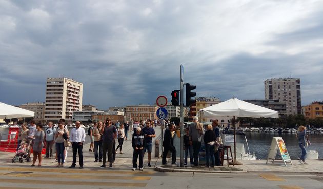 Oblaci, oblačno, kiša, gradski most