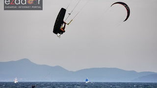 Guštanje surfera u jakom jugu Guštanje surfera u jakom jugu