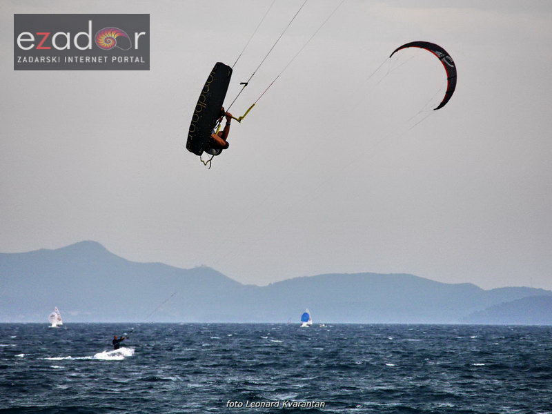 Guštanje surfera u jakom jugu Guštanje surfera u jakom jugu