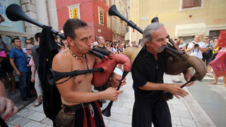 Vitezovi vranski na Narodnom trgu (foto:Saša Čuka) Vitezovi vranski na Narodnom trgu (foto:Saša Čuka)
