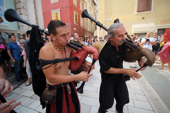 Vitezovi vranski na Narodnom trgu (foto:Saša Čuka) Vitezovi vranski na Narodnom trgu (foto:Saša Čuka)