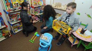 05.02.2014., Knin – Po prvi puta je u gradu otvorena je besplatna knjiznica djecjih igracaka. Projekt su osmislile clanice Ekoudruga Krka-Knin na celu sa Ingom Kukolj i Marijom Ujakovic. Jedini uvjet za uclanjenje u knjiznicu je da djeca donesu neku svo