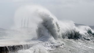 Zadar, 260812
Olujno nevrijeme sa jakim zapadnim vjetrom zahvatilo je u ranim popodnevnim satima zadarsko podrucje na radost brojnih turista i Zadrana koji su uzivali u prekrasnim prizorima, ali isto tako i na nesrecu mnogih nauticara kojima je ovakva olu