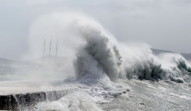 Zadar, 260812
Olujno nevrijeme sa jakim zapadnim vjetrom zahvatilo je u ranim popodnevnim satima zadarsko podrucje na radost brojnih turista i Zadrana koji su uzivali u prekrasnim prizorima, ali isto tako i na nesrecu mnogih nauticara kojima je ovakva olu