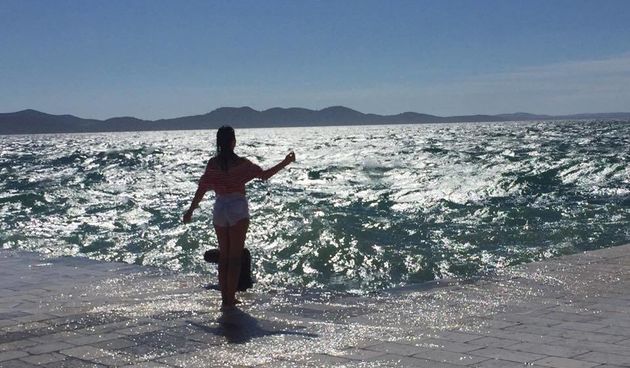 Lana Jurčević uživala u razbijanju valova na zadarskoj rivi