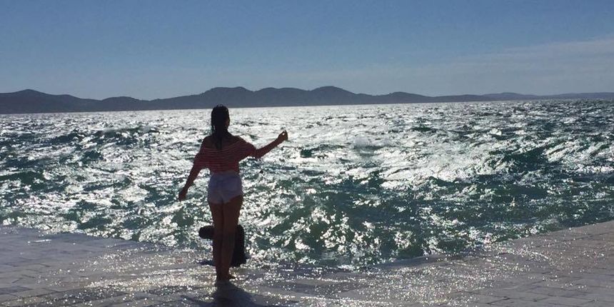 Lana Jurčević uživala u razbijanju valova na zadarskoj rivi Lana Jurčević uživala u razbijanju valova na zadarskoj rivi