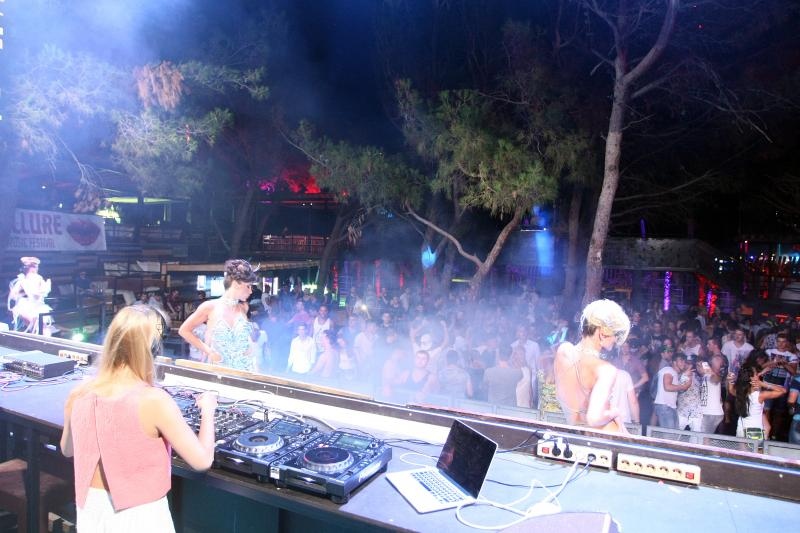 Plaza Zrce, prvi dan Allure Music festivala koji se odrzava u klubu Kalypso. Na Allure Music festivalu sve DJ-ice, plesacice, hostese su iskljucivo zene sto ga cini posebno od svih drugih festivala koji se odrzavaju na Zrcu. Photo: Luka Stanzl/PIXSELL Plaza Zrce, prvi dan Allure Music festivala koji se odrzava u klubu Kalypso. Na Allure Music festivalu sve DJ-ice, plesacice, hostese su iskljucivo zene sto ga cini posebno od svih drugih festivala koji se odrzavaju na Zrcu. Photo: Luka Stanzl/PIXSELL