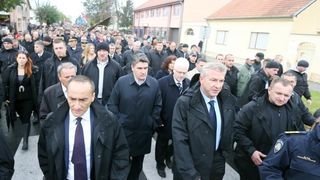 Vukovar – Dan sjecanja na zrtvu Vukovara 1991. – 2014. pod sloganom Vukovar – mjesto posebnog pijeteta. 23. je obljetnica stradavanja i zrtve Vukovara u Domovinskom ratu. Sudionici Kolone sjecanja prolaze ulicama grada do Memorijalnog groblja zrtava iz Do Vukovar – Dan sjecanja na zrtvu Vukovara 1991. – 2014. pod sloganom Vukovar – mjesto posebnog pijeteta. 23. je obljetnica stradavanja i zrtve Vukovara u Domovinskom ratu. Sudionici Kolone sjecanja prolaze ulicama grada do Memorijalnog groblja zrtava iz Do