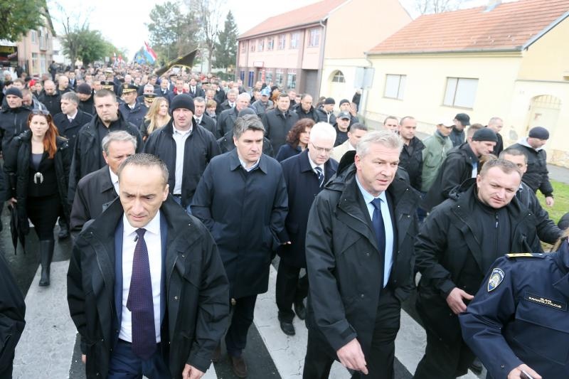 Vukovar – Dan sjecanja na zrtvu Vukovara 1991. – 2014. pod sloganom Vukovar – mjesto posebnog pijeteta. 23. je obljetnica stradavanja i zrtve Vukovara u Domovinskom ratu. Sudionici Kolone sjecanja prolaze ulicama grada do Memorijalnog groblja zrtava iz Do Vukovar – Dan sjecanja na zrtvu Vukovara 1991. – 2014. pod sloganom Vukovar – mjesto posebnog pijeteta. 23. je obljetnica stradavanja i zrtve Vukovara u Domovinskom ratu. Sudionici Kolone sjecanja prolaze ulicama grada do Memorijalnog groblja zrtava iz Do