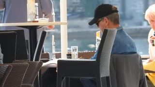 Pierce Brosnan prije isplovljavanja popio kavu i fotografirao se s obožavateljicom Pierce Brosnan prije isplovljavanja popio kavu i fotografirao se s obožavateljicom