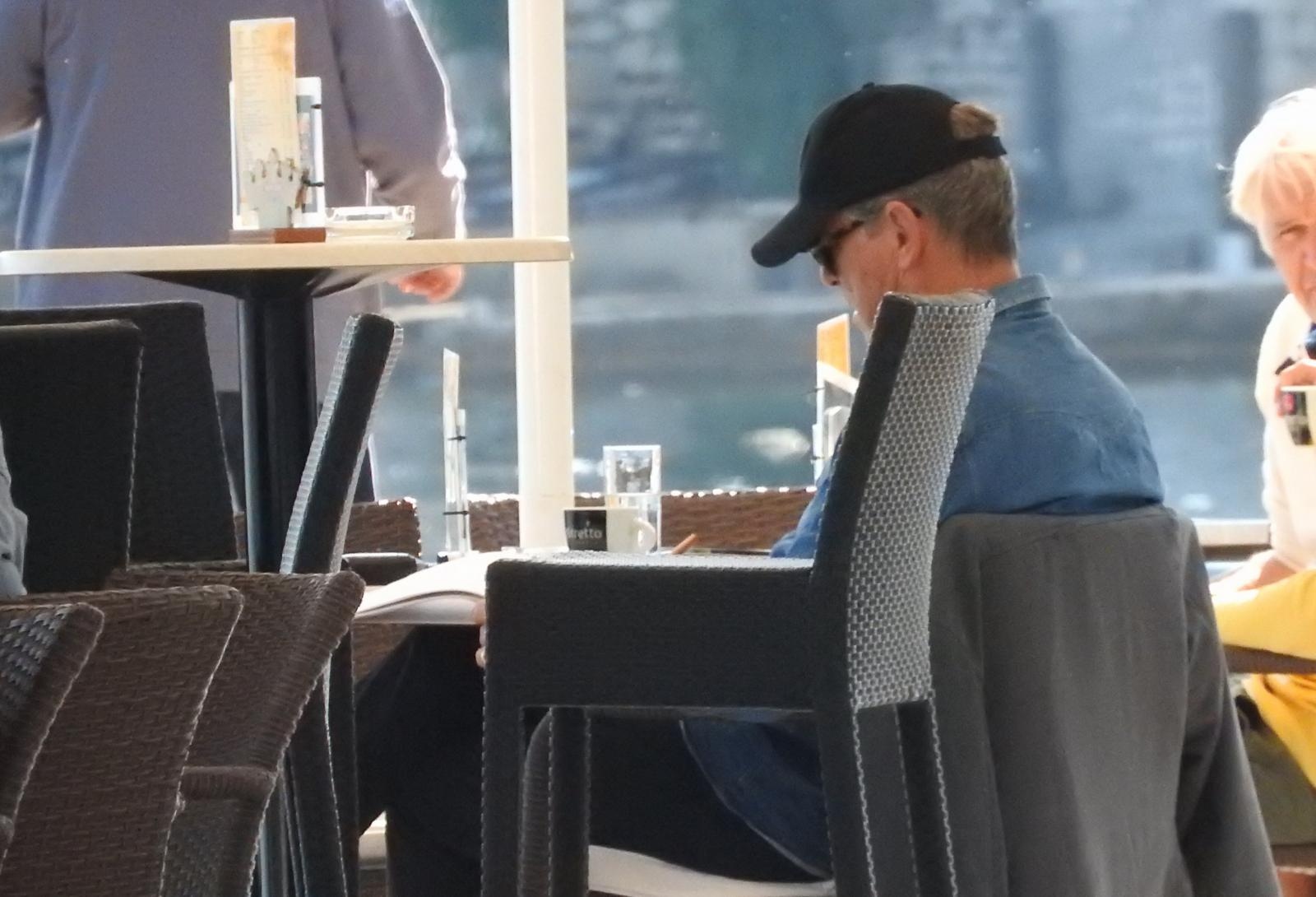Pierce Brosnan prije isplovljavanja popio kavu i fotografirao se s obožavateljicom Pierce Brosnan prije isplovljavanja popio kavu i fotografirao se s obožavateljicom