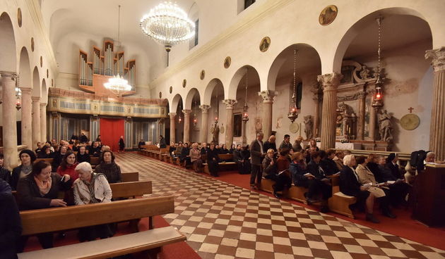 Upaljene prve adventske svijeće u crkvi sv. Šime i na Trgu Petra Zoranića