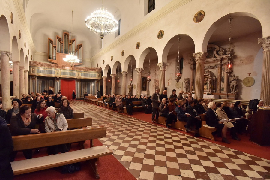 Upaljene prve adventske svijeće u crkvi sv. Šime i na Trgu Petra Zoranića