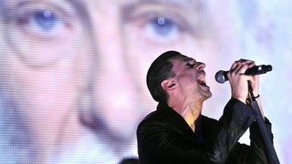 Zagreb, 140210.
Arena Zagreb, Laniste.
Koncert engleske rock skupine Depeche Mode.
Na slici: David Gahan.
Foto: Boris Kovacev / CROPIX