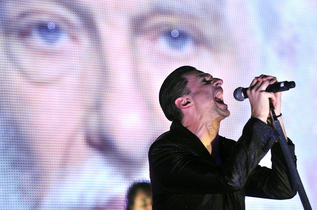 Zagreb, 140210.
Arena Zagreb, Laniste.
Koncert engleske rock skupine Depeche Mode.
Na slici: David Gahan.
Foto: Boris Kovacev / CROPIX