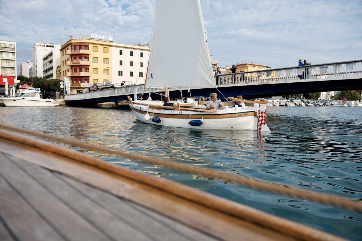 Defile tradicijskih brodova u uvali Jazine