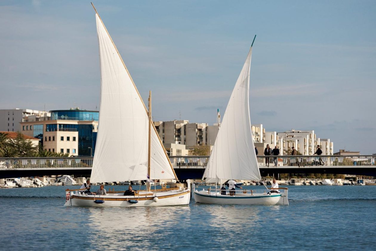 Defile tradicijskih brodova u uvali Jazine