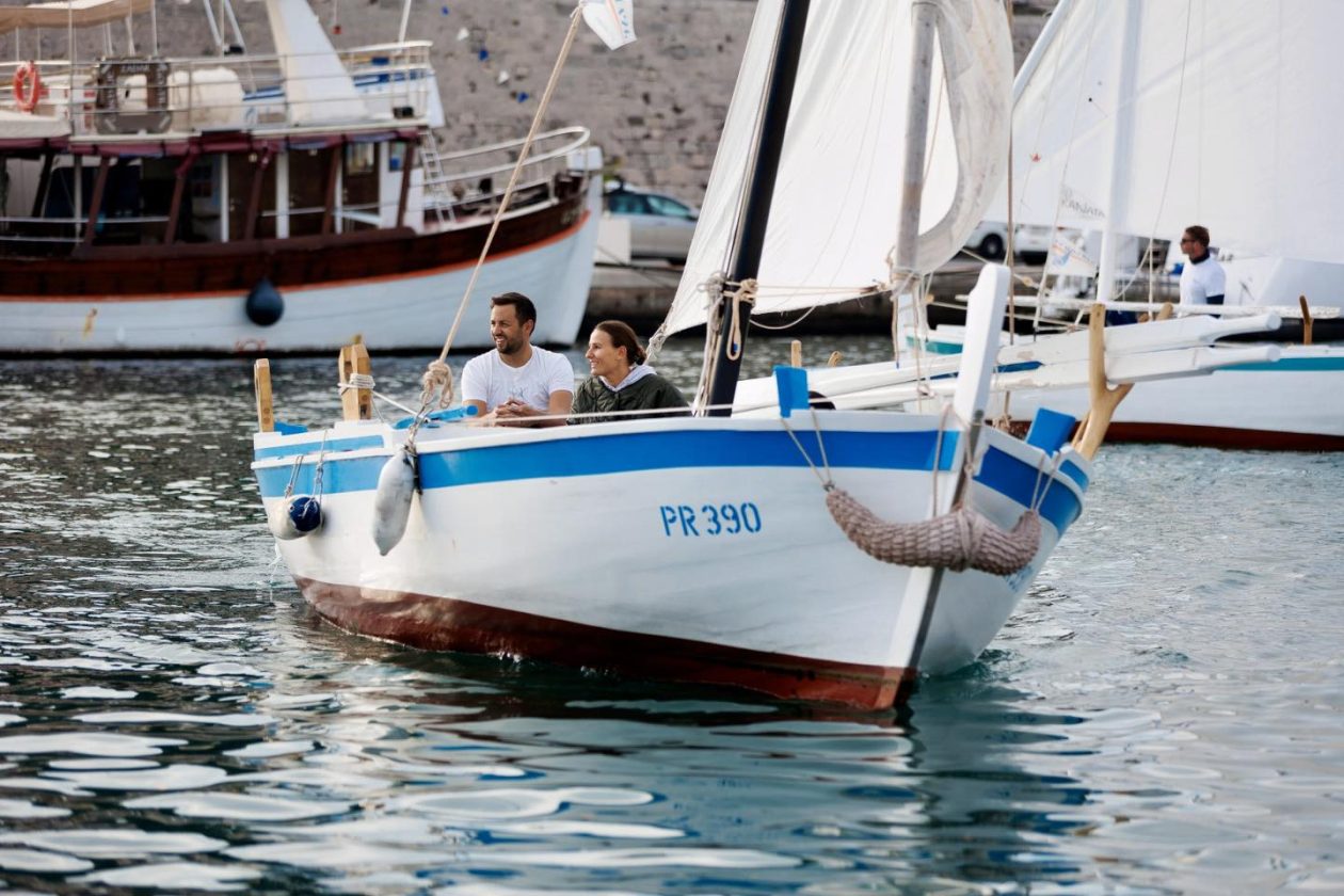 Defile tradicijskih brodova u uvali Jazine