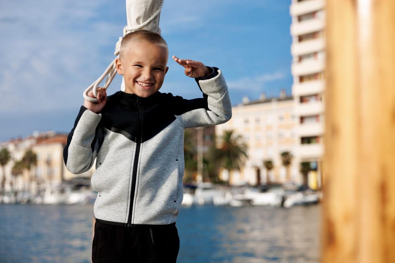 Defile tradicijskih brodova u uvali Jazine