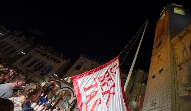 Podizanjem festivalske zastave Libertas uz stihove Himne slobodi ispred crkve svetog Vlaha svecano su otvorene 67. Dubrovacke ljetne igre. Photo: Grgo Jelavic/PIXSELL