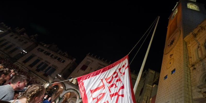 Podizanjem festivalske zastave Libertas uz stihove Himne slobodi ispred crkve svetog Vlaha svecano su otvorene 67. Dubrovacke ljetne igre. Photo: Grgo Jelavic/PIXSELL Podizanjem festivalske zastave Libertas uz stihove Himne slobodi ispred crkve svetog Vlaha svecano su otvorene 67. Dubrovacke ljetne igre. Photo: Grgo Jelavic/PIXSELL
