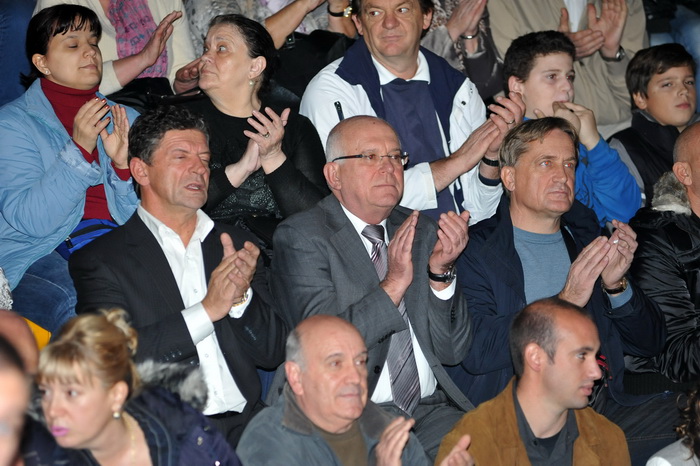 Zadar, 211112
Dvorana Jazine.
Humanitarni koncert za obitelj Vukic iz zadarskih arbanasa koja ce, ukoliko se ne skupe potrebna sredstva, uskoro biti delozirana iz svog doma.
Na fotografiji: u srednjem redu s lijeva na desno Zeljko Dilber (najbolji prijat Zadar, 211112
Dvorana Jazine.
Humanitarni koncert za obitelj Vukic iz zadarskih arbanasa koja ce, ukoliko se ne skupe potrebna sredstva, uskoro biti delozirana iz svog doma.
Na fotografiji: u srednjem redu s lijeva na desno Zeljko Dilber (najbolji prijat