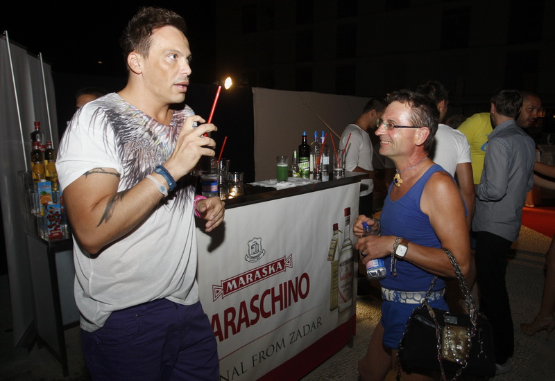 Zadar, 150711.
Druga vecer Zadar Fashion Nightsa, kojeg organiziraju Stefany Hohnjec i Aleksandra Grdic. Revije se odrzavaju na Forumu kraj crvke Sv Donata.
Na slici: Neven Ciganovic stilist i Jadranko starleta.
Foto: Jure Miskovic / CROPIX Zadar, 150711.
Druga vecer Zadar Fashion Nightsa, kojeg organiziraju Stefany Hohnjec i Aleksandra Grdic. Revije se odrzavaju na Forumu kraj crvke Sv Donata.
Na slici: Neven Ciganovic stilist i Jadranko starleta.
Foto: Jure Miskovic / CROPIX